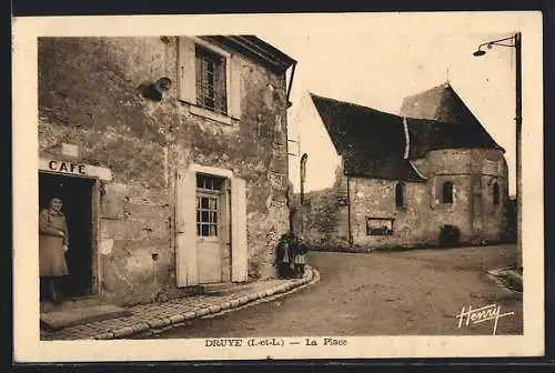 AK Druye, La Place avec un café et une église