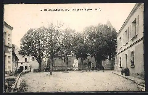 AK Dolus-le-Sec, Place de l`Église avec arbres et bâtiments adjacents