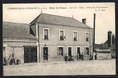 AK Courcelles-de-Touraine, Hôtel de France, Épicerie, Tabac, Pensionnaires devant l`hôtel