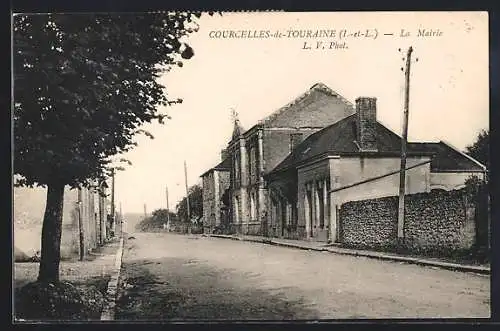 AK Courcelles-de-Touraine, La Mairie vue depuis la rue principale