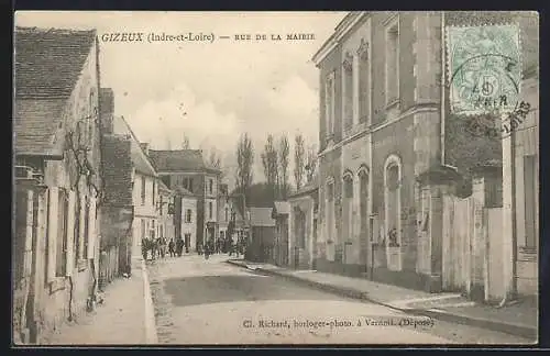 AK Gizeux, Rue de la Mairie animée avec bâtiments et piétons