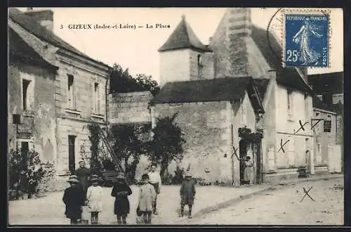 AK Gizeux, La Place avec des enfants et des bâtiments historiques