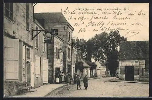 AK Gizeux, La Grande-Rue avec habitants et enseigne de magasin