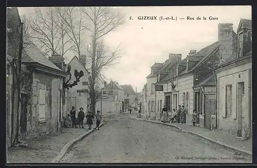 AK Gizeux, Rue de la Gare avec des habitants devant les maisons