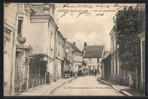 AK Gizeux, Rue de Bourgueil avec des habitants en tenue d`époque