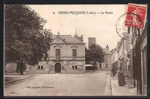 AK Grand-Pressigny, La Mairie et rue adjacente avec passante