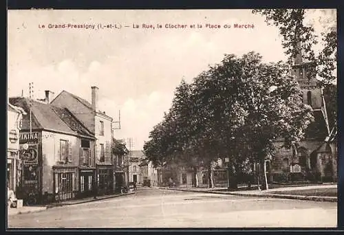 AK Le Grand-Pressigny, La Rue, le Clocher et la Place du Marché