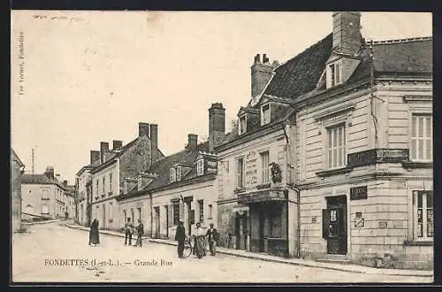 AK Fondettes, Grande Rue animée avec des habitants et des maisons anciennes