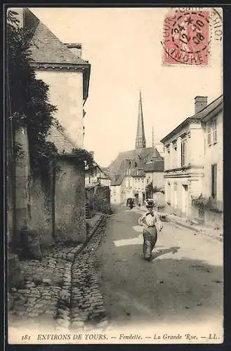 AK Fondette, La Grande Rue avec vue sur l`église