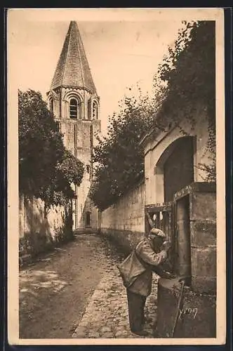 AK Loches, Vieil homme buvant à une fontaine devant l`église