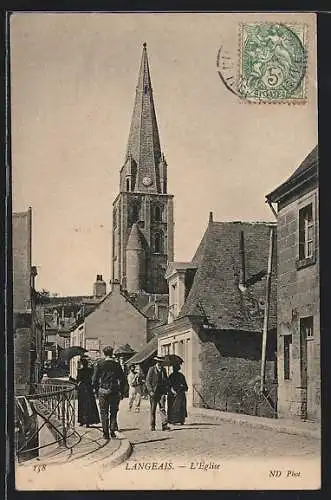 AK Langeais, L`Église et rue animée avec des passants