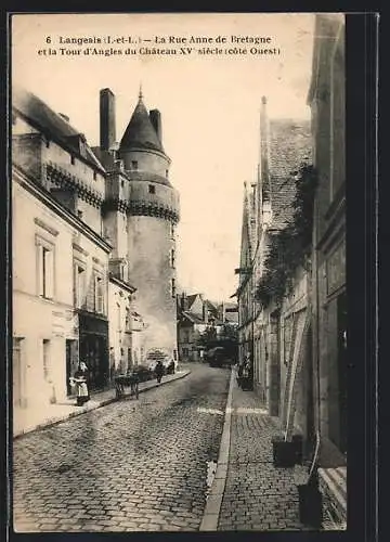 AK Langeais, La Rue Anne de Bretagne et la Tour d`Angles du Château XVe siècle, côté Ouest