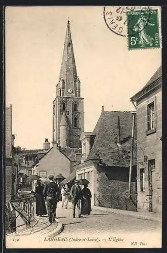 AK Langeais, L`Église et rue animée avec passants