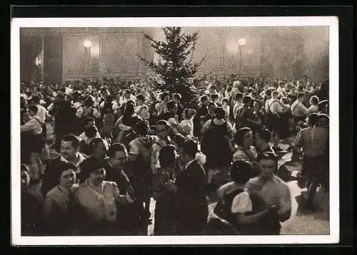 AK Pressburg, Deutsches Winterfest, Paare tanzen um den Weihnachtsbaum