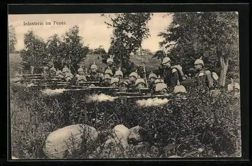 AK Infanterie-Soldaten in Uniform im Feuer