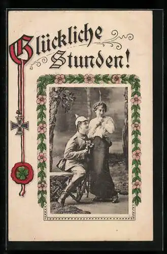 AK Glückliche Stunden, Uniformierter Soldat überreicht einer Frau Blumen, Eisernes Kreuz und Kleeblatt