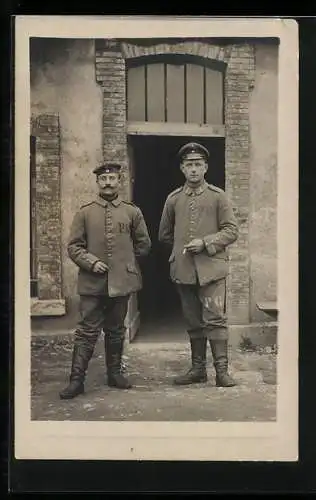 AK Kriegsgefangene in Uniform beim Rauchen