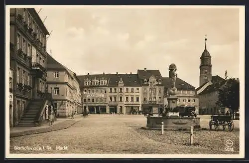 AK Bischofswerda, Markt mit Modewarenhaus von A. Wilsdorf, Brunnen