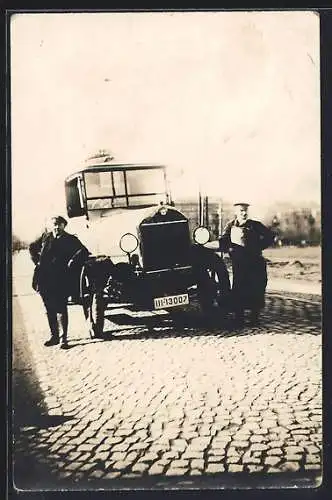 Foto-AK Auto mit Kennzeichen III-13007, zwei posierende Männer