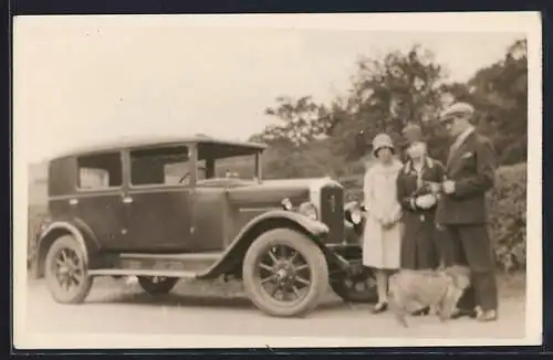 Foto-AK Auto am Strassenrand, Herr und zwei Damen mit Hund