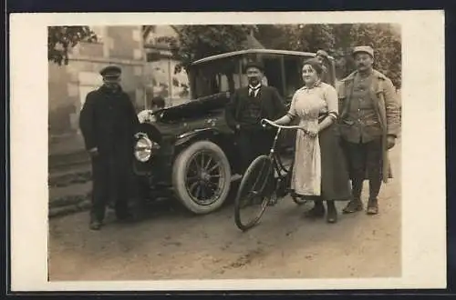 Foto-AK Auto hält am Strassenrand, aufgeklappte Motorhaube, Soldat und Fahrradfahrerin