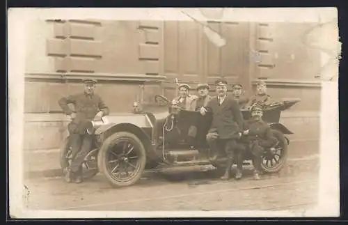 Foto-AK Auto vor einem Gebäude, Soldaten und Männer in Zivil