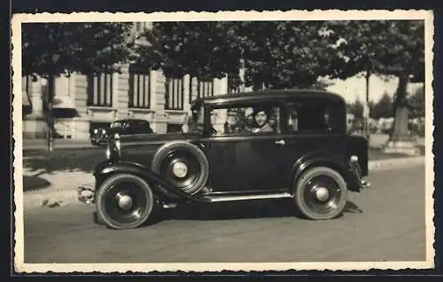 Foto-AK Auto im Stadtverkehr, hübsche Fahrerin sieht aus dem Fenster