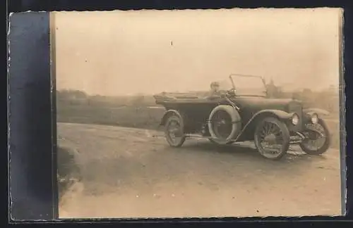 Foto-AK Auto auf einer Landstrasse