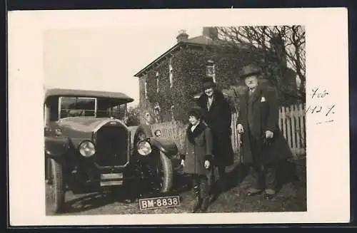 Foto-AK Auto mit Kennzeichen BM-8838, Paar mit Enkelkind am KFZ