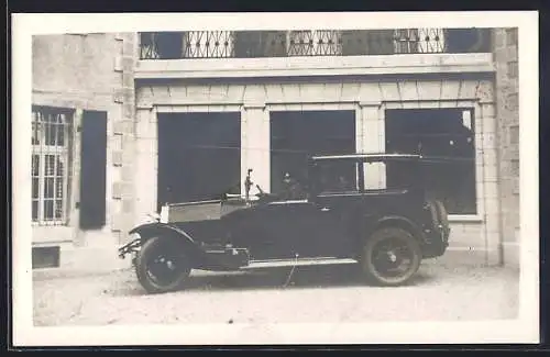 Foto-AK Auto hält vor einem Gebäude