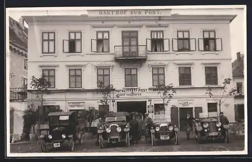 Foto-AK Autos mit Kennzeichen C 1907, C-227 und C/232 vorm Gasthof zur Post