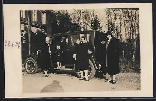 Foto-AK Auto im Sonnenschein, drei Damen und Kind am KFZ