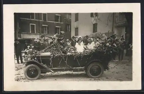 Foto-AK Auto, geschmückt mit Blumen und Papiergirlanden