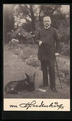 AK Generalfeldmarschall Paul von Hindenburg mit seinem Hund im Garten, Ostern 1925