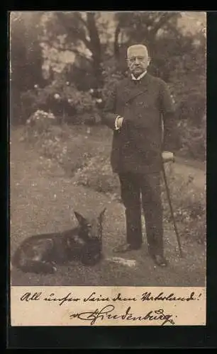 AK Generalfeldmarschall Paul von Hindenburg mit seinem Hund im Garten, Ostern 1925