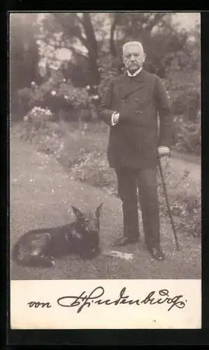 AK Generalfeldmarschall Paul von Hindenburg mit seinem Hund im Garten, Ostern 1925