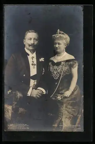 AK Kaiser Wilhelm II. und Gattin in Abendgarderobe