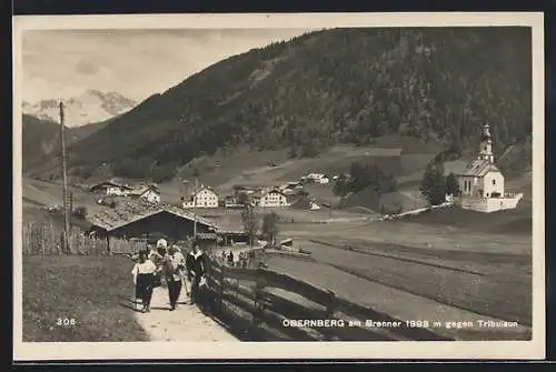 AK Obernberg am Brenner, Ortsansicht, Wanderer verlassen die Ortschaft