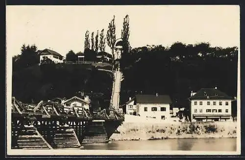 AK Oberndorf /Salzach, Ortspartie mit Holzbrücke