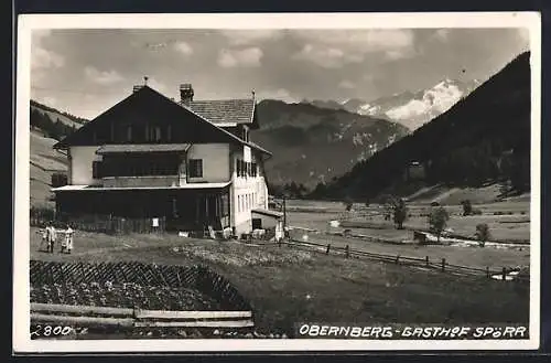 AK Obernberg am Brenner, Gasthof Spörr mit Berglandschaft