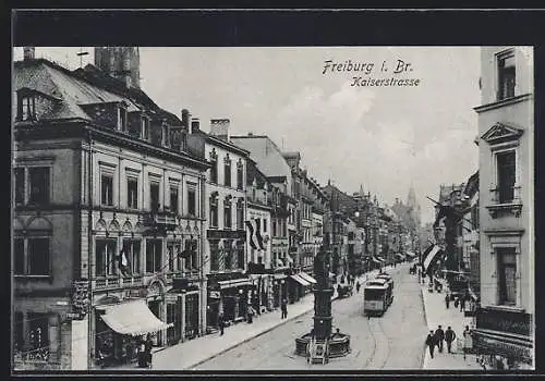 AK Freiburg i. Br., Kaiserstrasse mit Strassenbahn und Geschäften