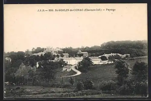 AK St-Sorlin-de-Conac, Paysage du village entouré de verdure et de collines boisées