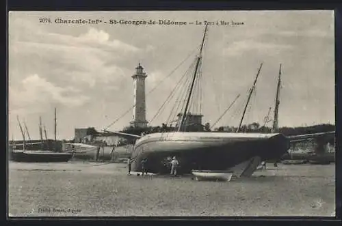 AK St-Georges-de-Didonne, Le Port à marée basse avec phare et bateaux échoués