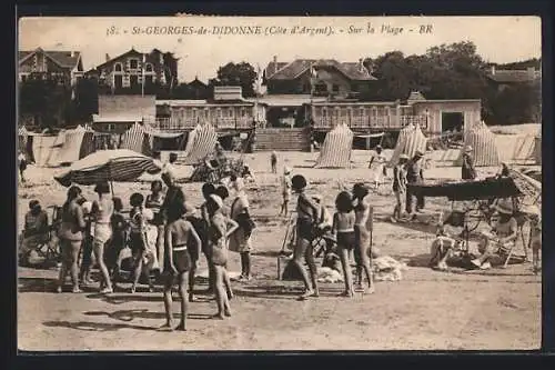 AK Saint-Georges-de-Didonne, Sur la plage avec des baigneurs et des tentes balnéaires