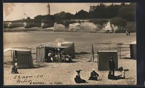 AK Saint-Georges, La plage avec des cabines de bain et un phare en arrière-plan