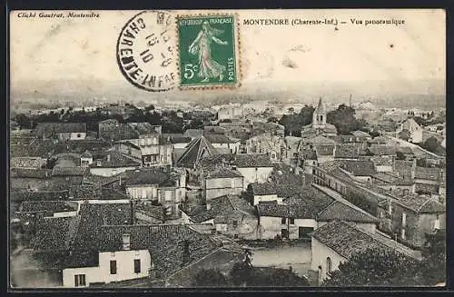 AK Montendre, Vue panoramique sur les toits et les bâtiments de la ville