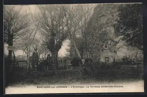 AK Mortagne-sur-Gironde, L`Ermitage, La Terrasse devant les Cellules