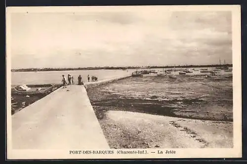 AK Port-des-Barques, La Jetée avec des personnes et des bateaux amarrés