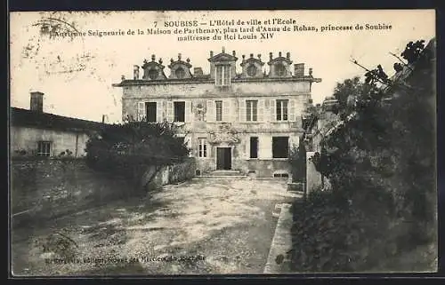 AK Soubise, L`Hôtel de ville et l`École, Ancienne Seigneurie de la Maison de Parthenay