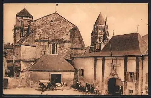 AK Saintes, Caserne Taillebourg et Église Saint-Pallais du XIIe siècle dans le monastère des Bénédictines de Ste-Marie